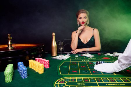 Foto de Foto de chica vip chic jugar mesa de póquer hacer estacas jugador profesional tratar de engañar bluff para casino jackpot gato negro. - Imagen libre de derechos