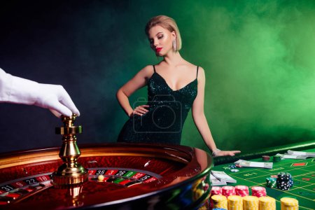 Foto de Foto de la hermosa dama divertirse fin de semana en Las Vegas casino club apostó follars millones de esperar a la pelota en la rueda giratoria. - Imagen libre de derechos