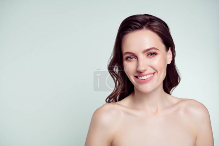 Foto de Retrato fotográfico de la encantadora joven dentadura radiante sonrisa salón de spa aislado sobre fondo de color gris claro. - Imagen libre de derechos