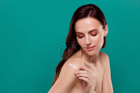 Téléchargez les photos : Portrait photo de jeune femme séduisante toucher doux salon de spa crème de peau isolé sur fond de couleur aquamarine. - en image libre de droit