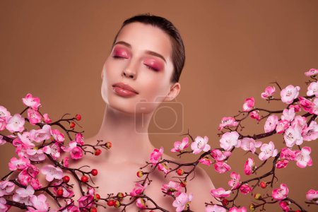 Foto de Foto de impresionante hermosa dama atractiva disfrutar de la loción corporal producto étnico asiático con extracto floral de cereza. - Imagen libre de derechos