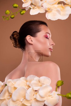 Foto de Foto de seductora chica caliente aplicando perfume acondicionador corporal orgánico con extracto floral. - Imagen libre de derechos