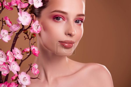Téléchargez les photos : Photo de magnifique dame magnifique avec branche de cerisier annoncer la culture asiatique phytothérapie pour le corps lisse. - en image libre de droit
