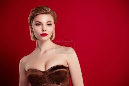 Téléchargez les photos : Photo de fille élégante attrayant isolé sur fond rouge vif porter robe marron élégant. - en image libre de droit
