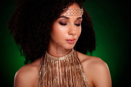 Téléchargez les photos : Photo d'une superbe dame arabe tentante en costume national fermant les yeux faisant de la magie rituelle bédoine. - en image libre de droit