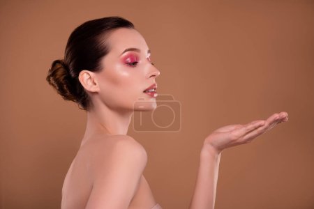 Téléchargez les photos : Profil côté photo de attrayant chic fille recommander salon de beauté parfaite procédure thérapie dans l'espace vide brun. - en image libre de droit