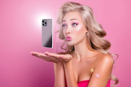 Téléchargez les photos : Collage abstrait holographique de la femme en utilisant des applications cybernétiques pour le visage de la créatine maquillage sur le gadget intelligent cellulaire. - en image libre de droit