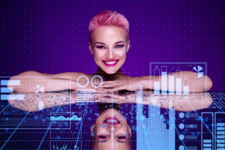 Téléchargez les photos : Collage créatif abstrait de femmes d'affaires utiliser la réalité virtuelle ont un accès de reconnaissance faciale au projet hologramme. - en image libre de droit