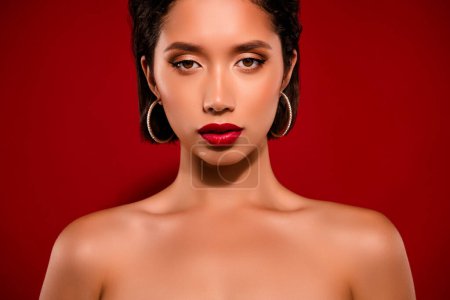Téléchargez les photos : Photo de attrayant chinois jeune femme look sexy caméra mannequin épaules off isolé sur fond de couleur rouge. - en image libre de droit