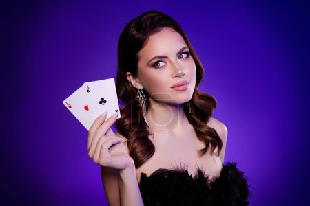 Téléchargez les photos : Photo chic magnifique dame aristocrate tenir des cartes de poker heureux gagnant regarder dégradé espace vide jackpot jack noir. - en image libre de droit