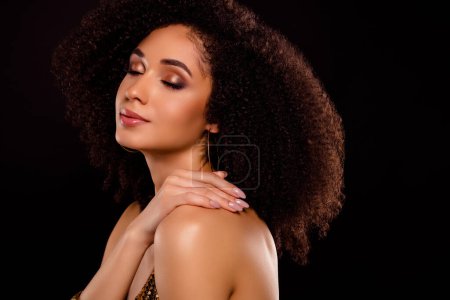 Foto de Retrato de impresionante suave chica toque hombro suave piel del cuerpo suave aislado sobre fondo de color negro. - Imagen libre de derechos