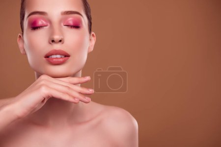 Téléchargez les photos : Photo d'une séduisante cliente chaude dans un salon de beauté appliquant un maquillage luxueux pour des produits publicitaires d'occasion. - en image libre de droit