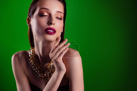 Téléchargez les photos : Photo de attrayant chaud dame toucher sentir désir nouveaux cosmétiques maquillage artiste traitement publicité sur vert vide espace. - en image libre de droit