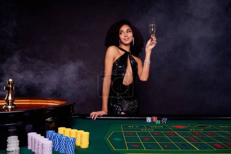 Foto de Foto de elegante chica atractiva impresionante jugador de póquer celebrar elevar copa de champán celebrar su apuesta ganar. - Imagen libre de derechos