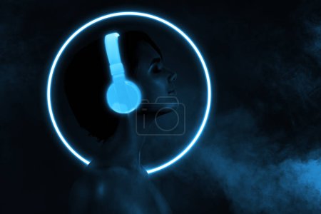 Foto de Collage abstracto creativo de perfil retrato chica auriculares escuchar música fiesta noche neón azul oscuro luz fondo. - Imagen libre de derechos