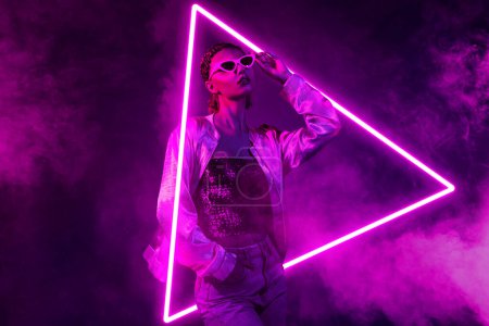 Foto de Collage compuesto imagen de estilo hipster hembra tacto gafas vida nocturna neón luz rosa triángulo fondo. - Imagen libre de derechos