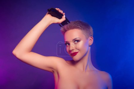 Téléchargez les photos : Photo de fille coupant les cheveux avec l'équipement professionnel de coiffeur regarder fond de couleur de brouillard ultraviolet vif. - en image libre de droit