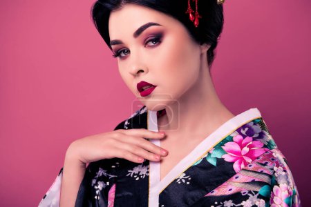 Téléchargez les photos : Portrait d'une adorable femme coréenne attrayante actrice de théâtre traditionnelle sur fond de couleur rose. - en image libre de droit