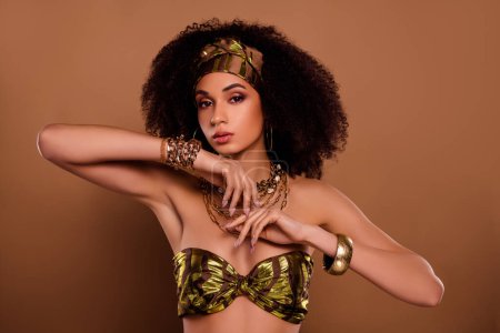 Téléchargez les photos : Photo de jolie superbe fille africaine tribu chaman faire sort pour magie futur rituel sur fond pastel. - en image libre de droit