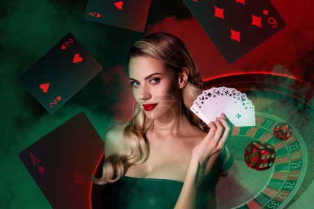 Téléchargez les photos : Tendance créative collage de magnifique sexy blonde jeune femme jouer casino détenir cartes jackpot gagnant argent roulette. - en image libre de droit