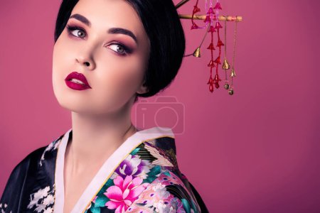 Téléchargez les photos : Portrait de superbe fille chinoise exécutant l'art kabuki avec le maquillage traditionnel sur fond de couleur dégradé rose. - en image libre de droit
