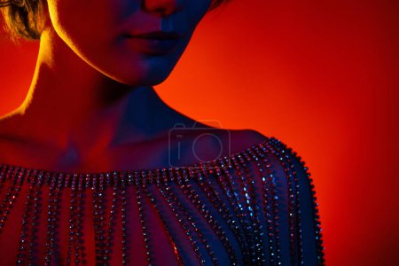 Foto de Foto de seductora señora bonita usar piedras de gema collar de joyas espacio vacío aislado naranja filtro de fondo de color. - Imagen libre de derechos