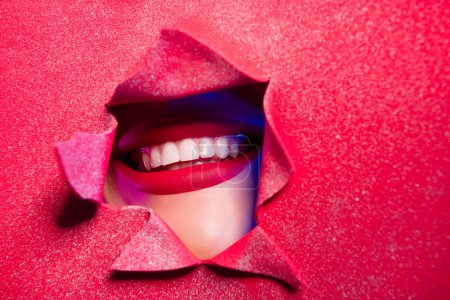 Foto von zerrissenen roten hellen Papierbanner Dame lächelt zahm glücklich durch.