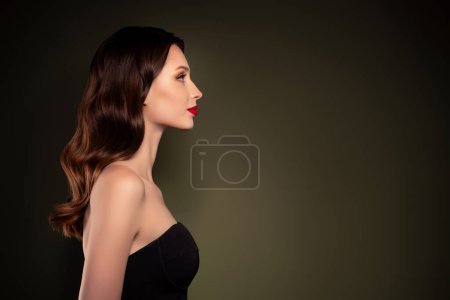 Foto de Foto del lado del perfil de la encantadora dama hermosa que muestra su peinado ondas de Hollywood para el evento de alfombra roja espacio vacío. - Imagen libre de derechos