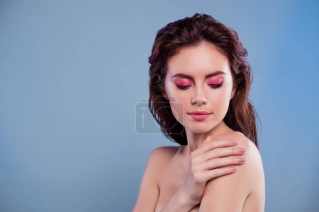 Téléchargez les photos : Photo de femme avec rose relooking lumineux toucher épaule regarder isolé couleur gris fond. - en image libre de droit