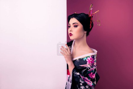 Téléchargez les photos : Portrait de sophistiqué élégant coréen fille présentant vide espace vente spéciale sur fond dégradé de couleur rose. - en image libre de droit