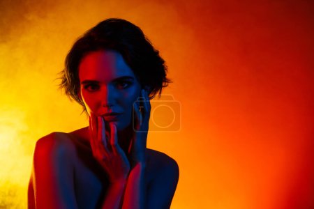 Foto von hübschen süßen Frau nackten Schultern genießen Kosmetologie Verfahren leeren Raum isoliert roten Neon-Hintergrund.