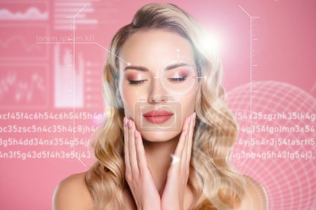 Foto de El collage creativo del futuro 3d del tacto hermoso de la muchacha usando hologramas mide la piel para la mejora de cara. - Imagen libre de derechos