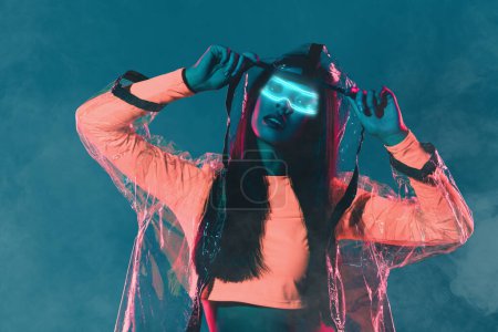 Kreative virtuelle Collage von asiatischen Lady tragen holographische Brille beginnen Videospiel zu spielen.
