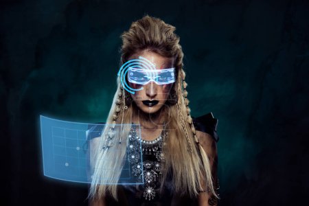 Foto de Collage digital creativo de dama juego realidad metaversa elegir personaje vikingo leer información holográfica. - Imagen libre de derechos