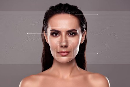 Foto de Collage digital creativo de la señora usando la aplicación en línea de inteligencia artificial para probar el problema de detalle de la piel facial. - Imagen libre de derechos