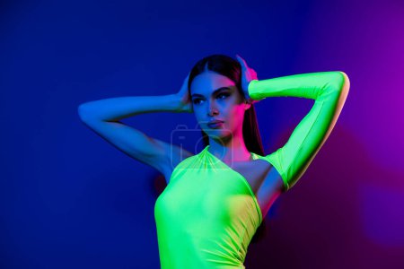 Porträt der schönen Modell Mädchen Hände berühren Haar Kopf suchen leeren Raum ad isoliert auf hellen Neon-Hintergrund.