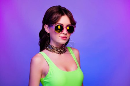 Foto de Foto de chica en gafas de sol de aspecto superior verde cámara aislada de color ultravioleta brillante fondo. - Imagen libre de derechos