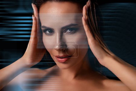 Foto de Arte creativo 3D collage digital de la mujer se toman de la mano utilizando líneas de holograma para probar el lifting facial. - Imagen libre de derechos