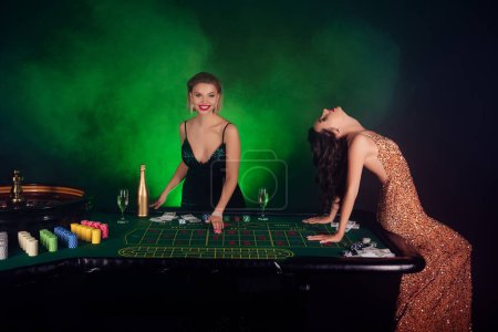 Foto de Foto de chicas vip chic atractivos jugadores de póquer se divierten en Las Vegas ganar millones de jackpot. - Imagen libre de derechos