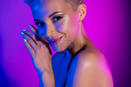 Téléchargez les photos : Photo de douce luxueuse dame futuriste événement disco profiter visage isolé sur fond violet néon couleur. - en image libre de droit