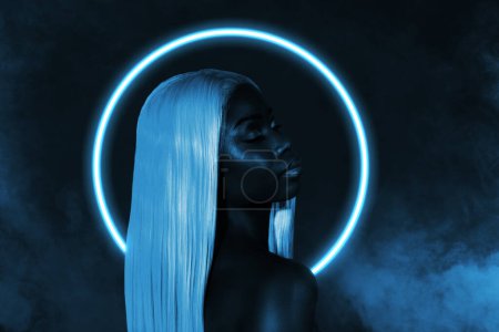 Téléchargez les photos : Collage affiche créative de sensuelle jeune femme afro séduisante et paisible néon lumière clubbing cyber technologie. - en image libre de droit
