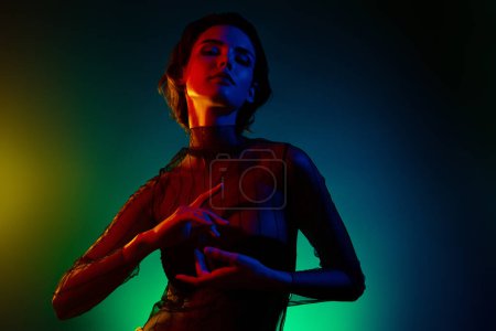 Téléchargez les photos : Photo de femme tenant la main regarder isolé dégradé futuriste fond de couleur néon. - en image libre de droit