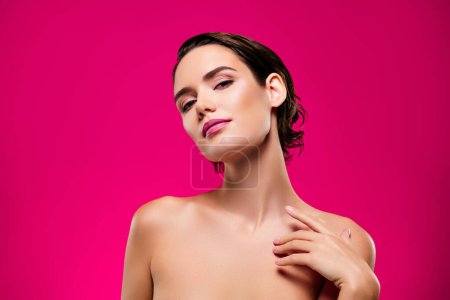 Téléchargez les photos : Photo de attrayant jeune femme toucher poitrine doux soins de la peau routinière épaules off isolé sur fond de couleur rose. - en image libre de droit