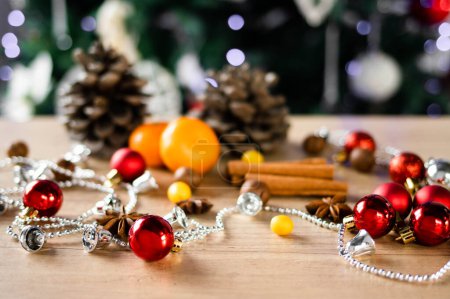 Foto de Decoraciones navideñas, mandarinas y especias se encuentran sobre un fondo de madera. El concepto del Año Nuevo y el tiempo de Navidad. - Imagen libre de derechos