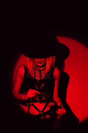 Téléchargez les photos : Sexy slave girl in underwear and a hat holds handcuffs in hands. Concept of BDSM submissive woman - en image libre de droit