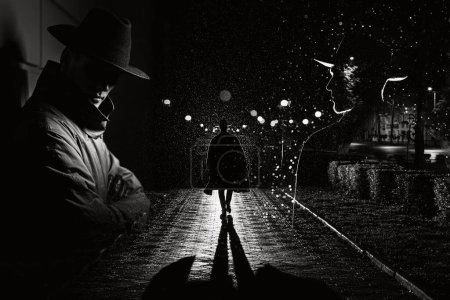 Téléchargez les photos : Homme espion agent détective en imperméable et chapeau dans la ville de nuit avec de la pluie dans le style de film noir. Collage avec silhouettes masculines foncées - en image libre de droit