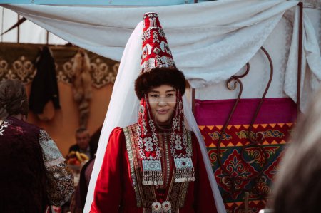 Foto de SHYMKENT, KAZAKHSTAN - 22 de marzo de 2023: Chica kazaja con un disfraz tradicional kazajo en la celebración de Nauryz - Imagen libre de derechos