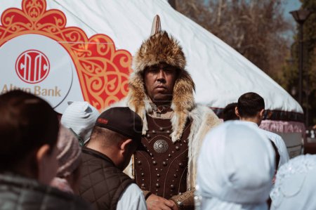 Téléchargez les photos : SHYMKENT, KAZAKHSTAN - 22 MARS 2023 : Homme kazakh en costumes traditionnels de guerrier kazakh à la célébration de Nauryz - en image libre de droit