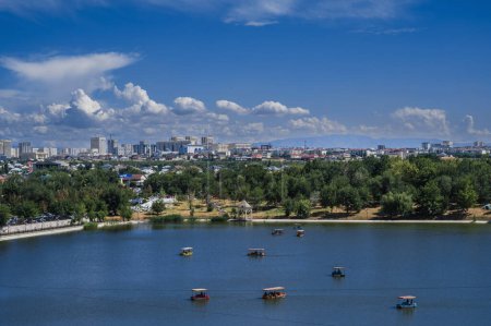 Blick vom Riesenrad auf den Altyn Eye Park und den See in Shymkent im Sommer