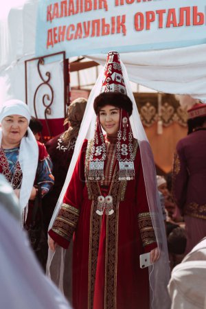 Téléchargez les photos : SHYMKENT, KAZAKHSTAN - 22 MARS 2023 : Fille kazakhe en costume traditionnel kazakh lors de la célébration de Nauryz - en image libre de droit